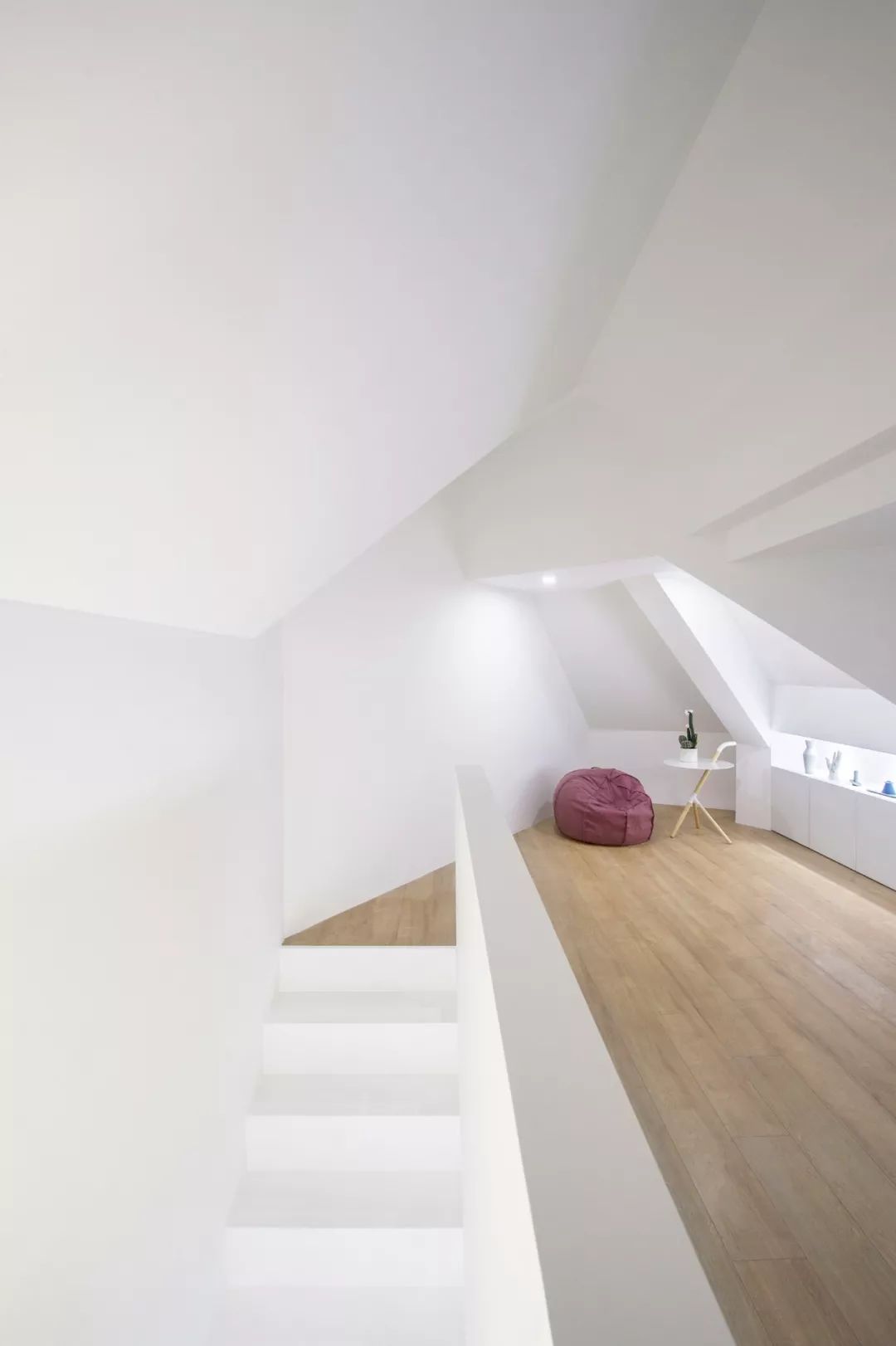 135m²怪异阁楼,创意爆改为艺术画廊式舒适三层!-60