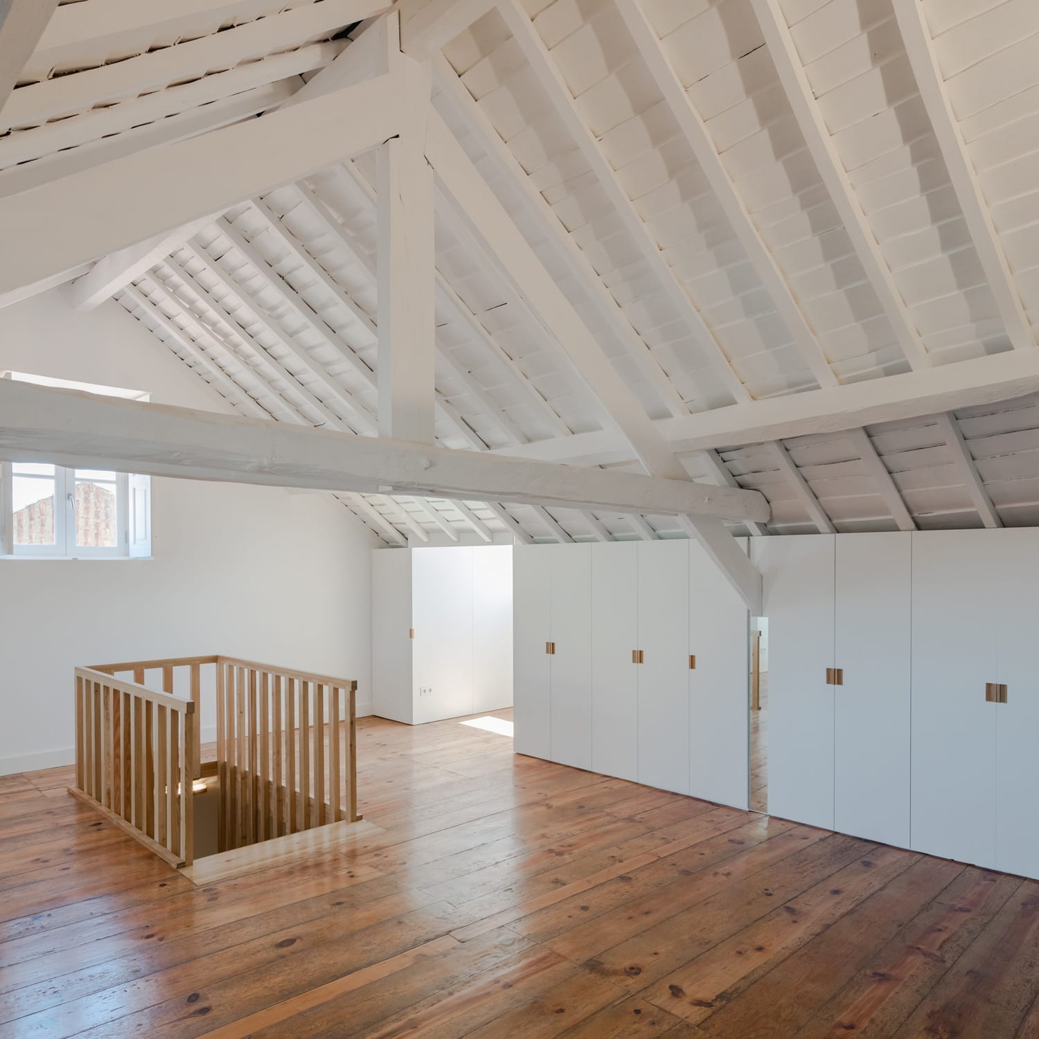 葡萄牙奥瓦城市翻新住宅，内外兼修的现代美学-36