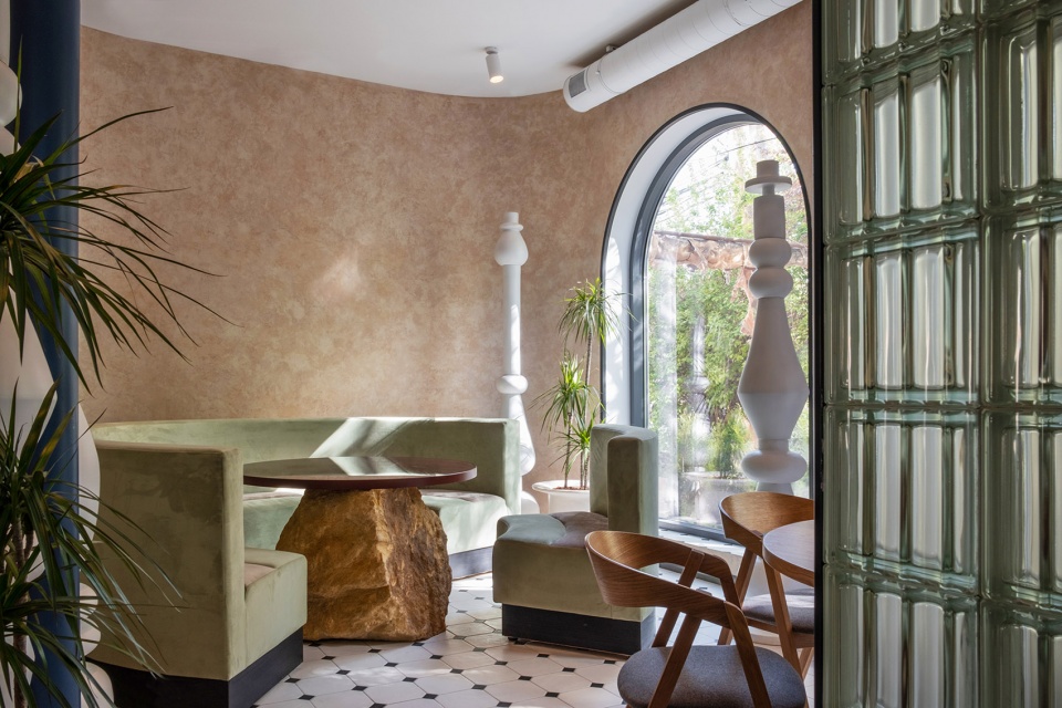 俄罗斯里海边精致咖啡馆，棋盘格与曲线交融的创意设计-28