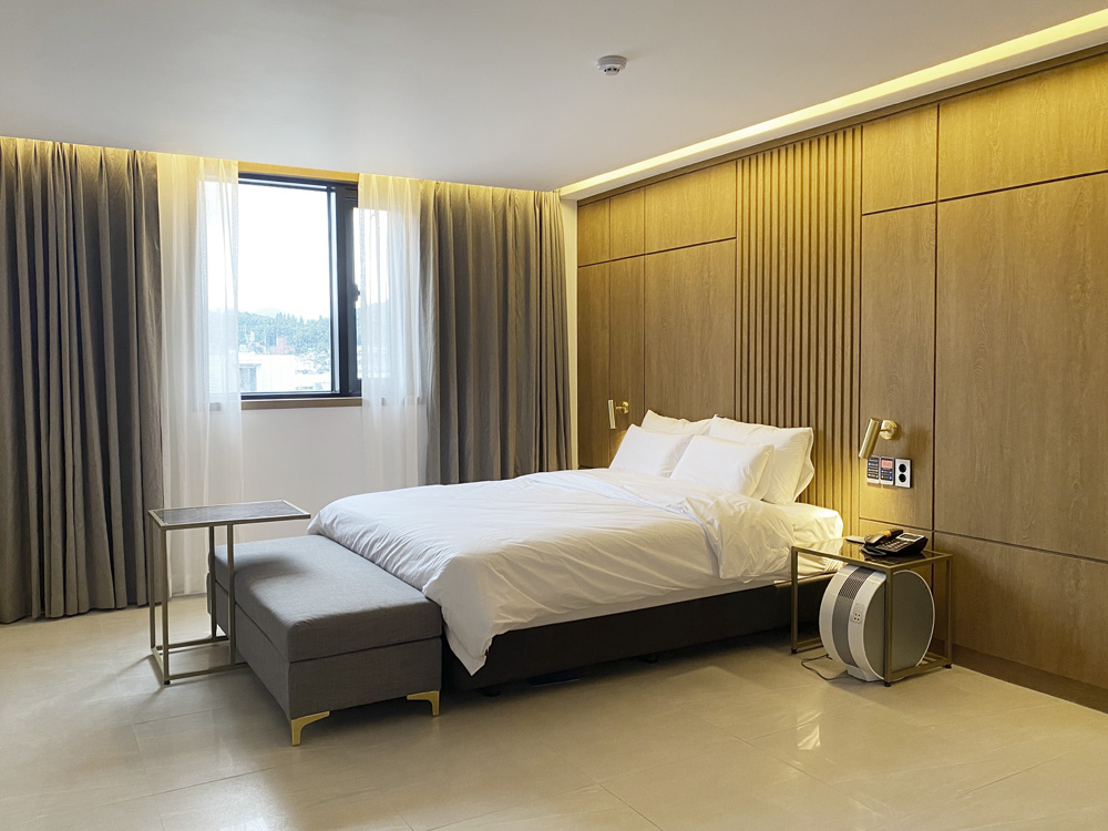 简约酒店设计典范 | 白色木纹诠释温馨空间-3