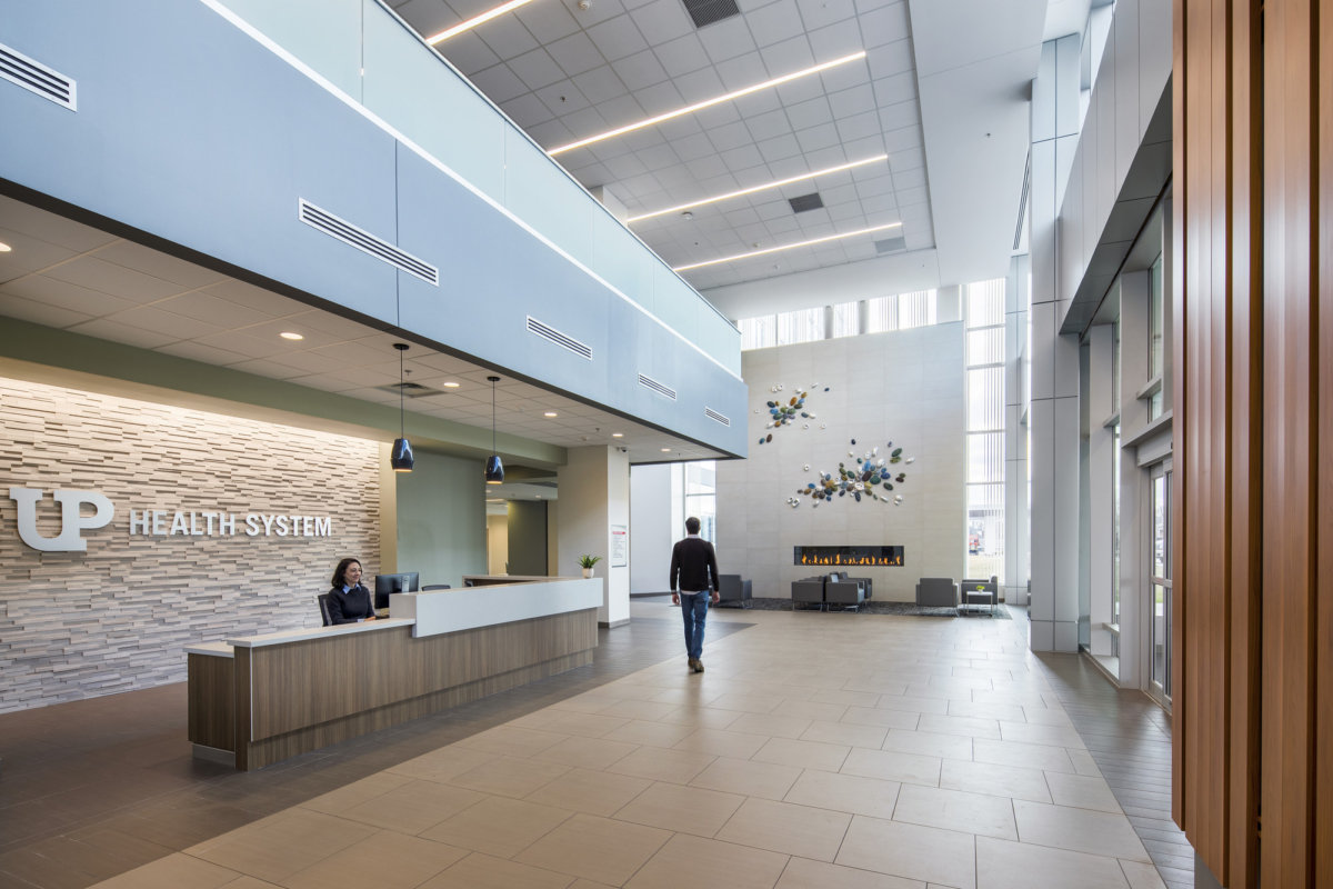 Michigan 雪城中心新建医疗中心，融入自然环境的现代设计-14