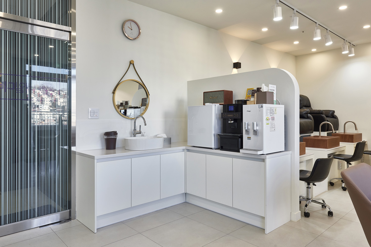 22 平米极简卧室，白色调的完美运用-12