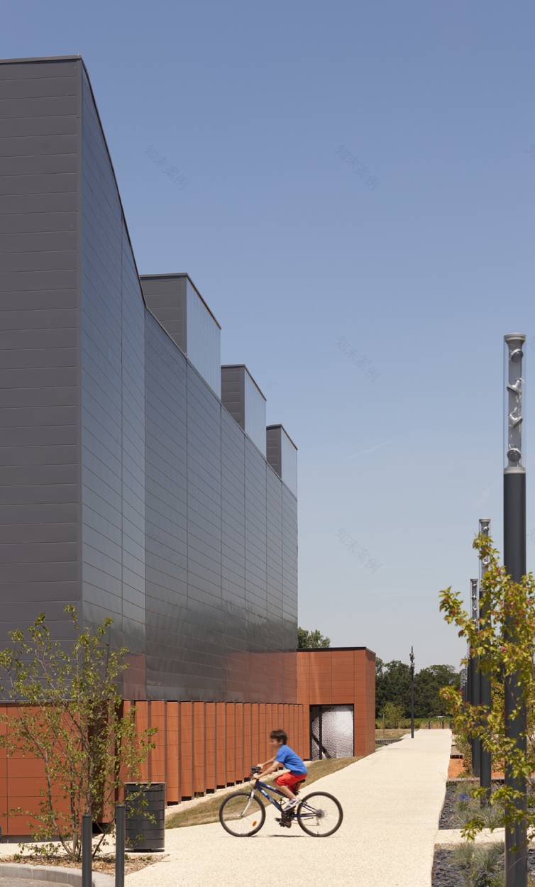 运动员马塞尔·帕尼奥尔综合体
注:不太明确这里Comple·e是不是拼写有误,如果是Complexe ,在体育等语境里常可理解为综合体(建筑群等场地概念) 丨Studio Gardoni-11