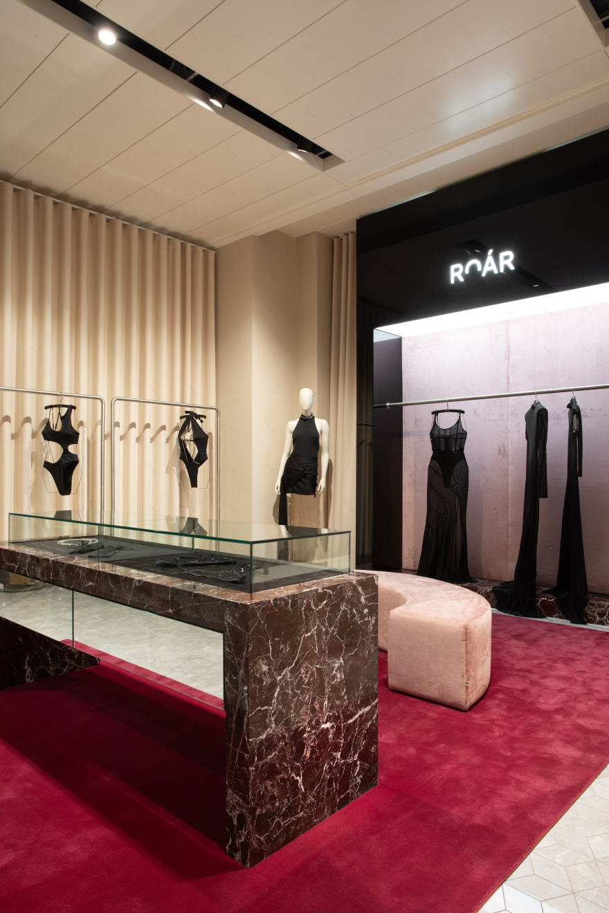 银座三越百货的咆哮角
注:TSUM常见指日本东京银座的三越百货(Mitsukoshi Ginza),这里推测 ROAR CORNER 指一个名为咆哮角的特定区域或角落具体也可结合实际场景进一步确定精准含义 丨DARYNA SHPURYK-9