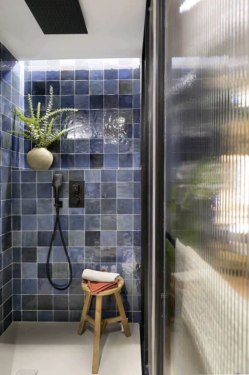 黑色图书馆墙设计，52m2 公寓变身超英雄收藏之家-18