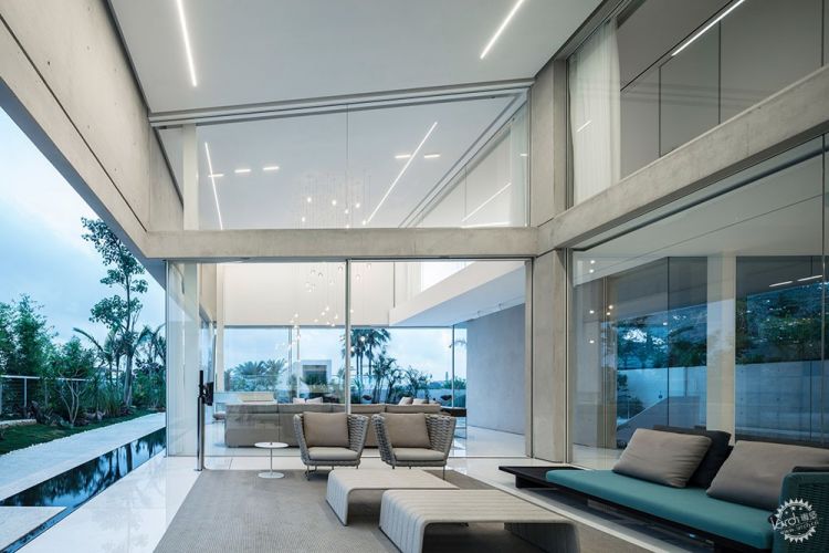 重複與韻律之美：三角形鏤空白色鋁板的應用。 - WEHOUSE-4