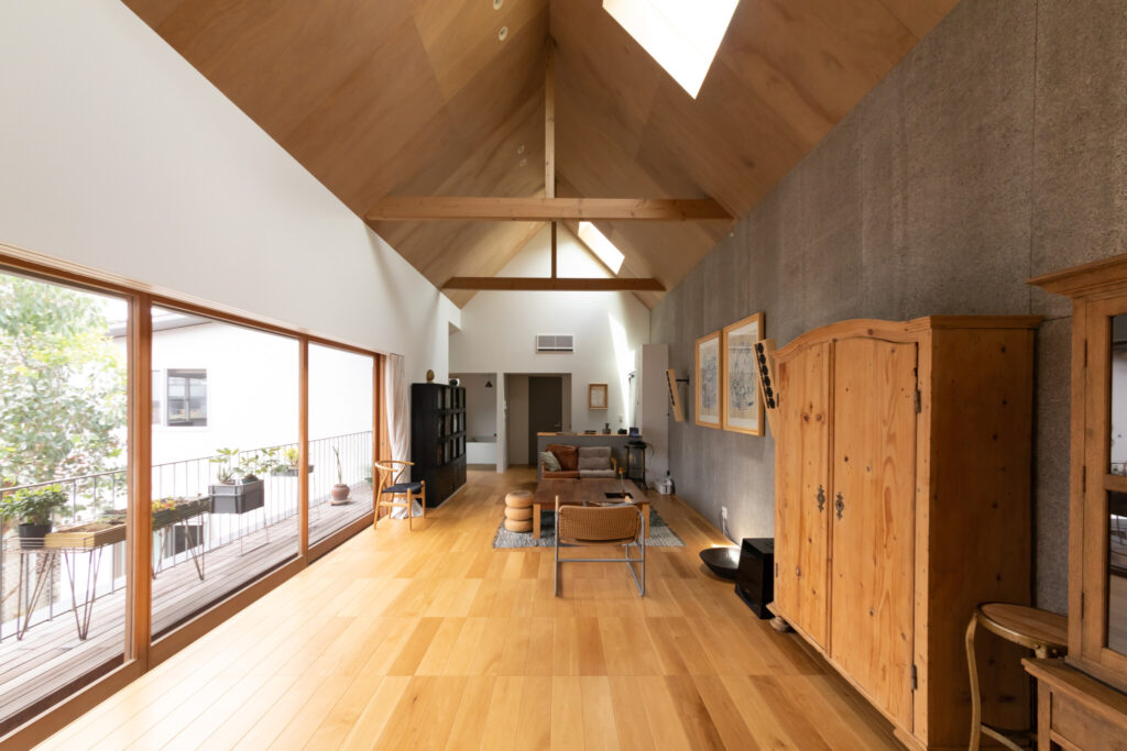 物語のあるものに囲まれて　多様な素材使いが生み出す愛着がわく独自の空間 | Style of Life | 100%LiFE-0