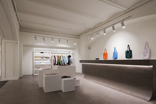 548㎡前莫斯科建筑局改造的时尚商店  LOGIC-18