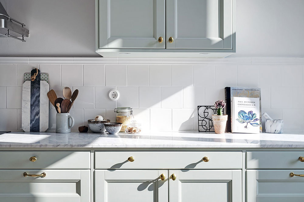 北欧风格公寓的彩色厨房设计-5