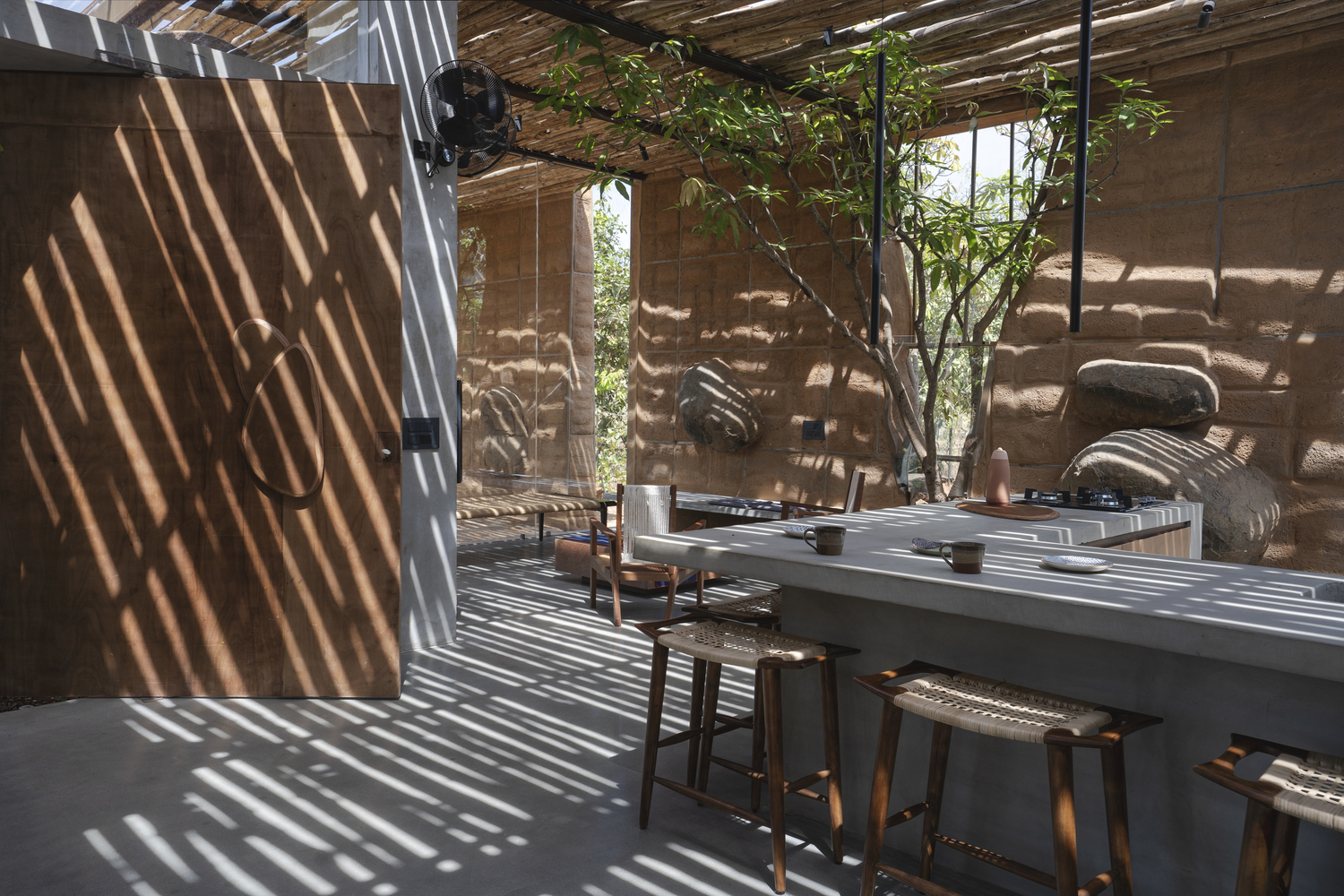 隐于印度荒野的生态友好石墙别墅丨Mitti-19