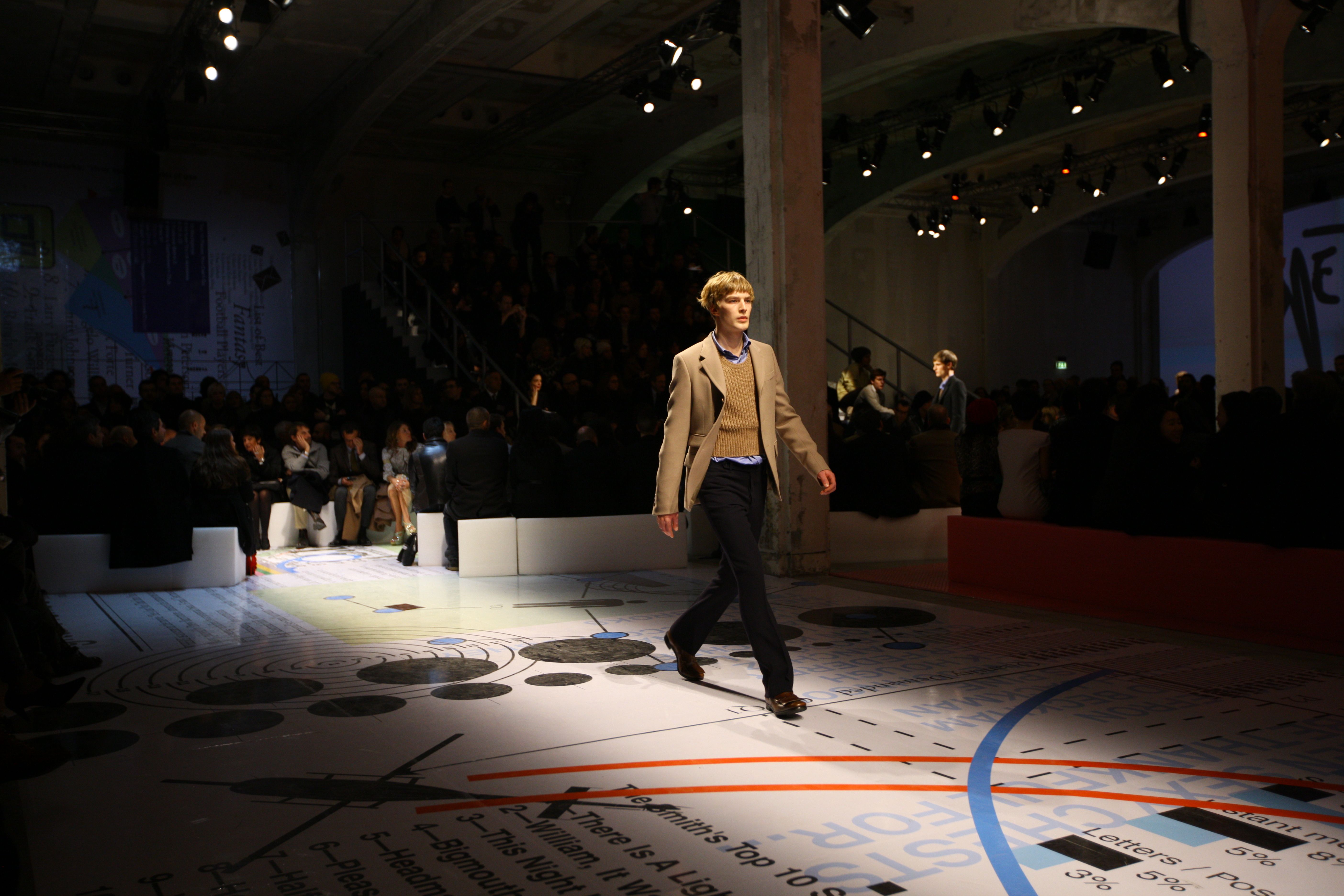 2010 秋冬米兰 Prada 男装秀 · 城市多面体的舞台呈现-7