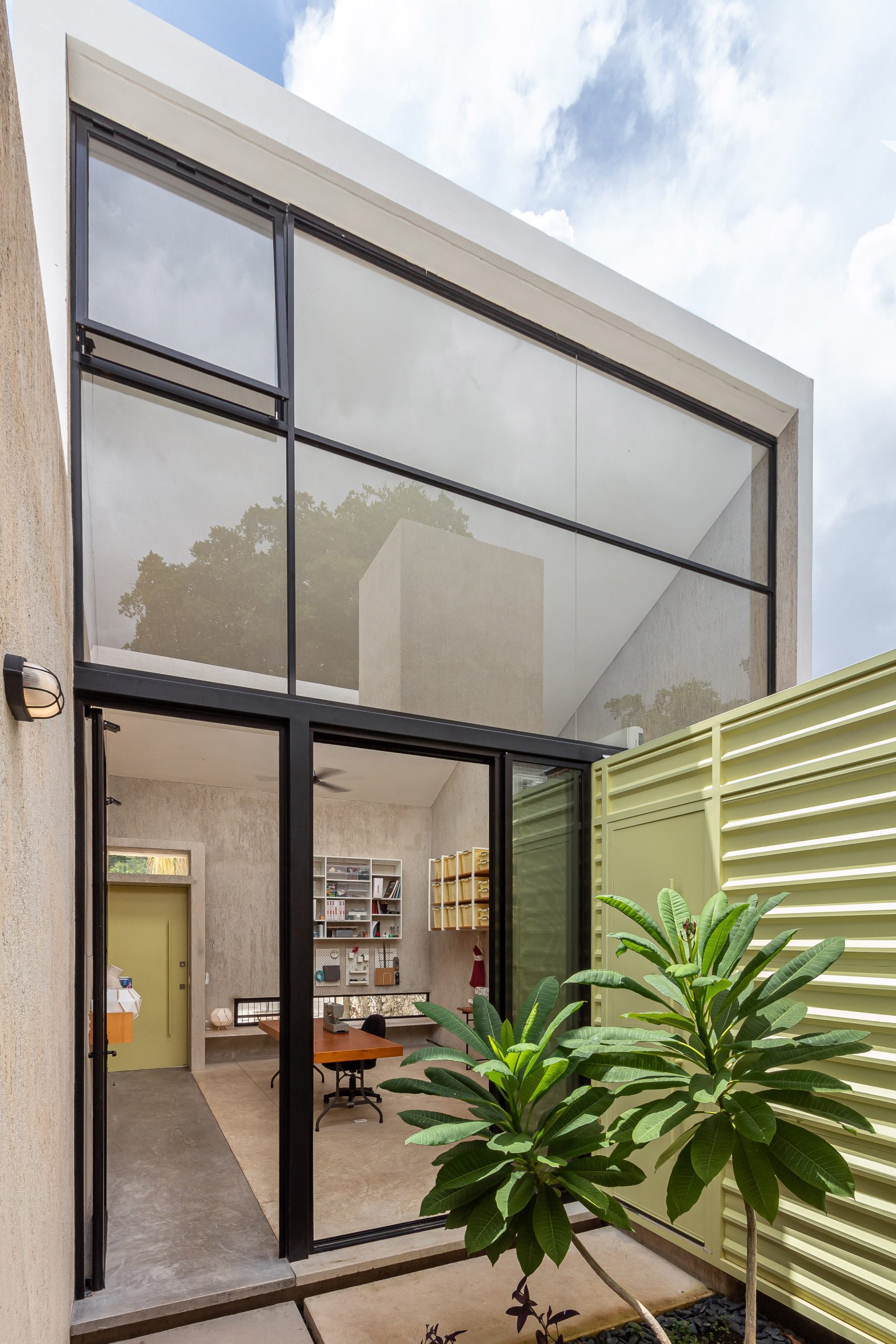 墨西哥艺术家工作室 | 锯齿屋顶与彩色空间的完美结合-16