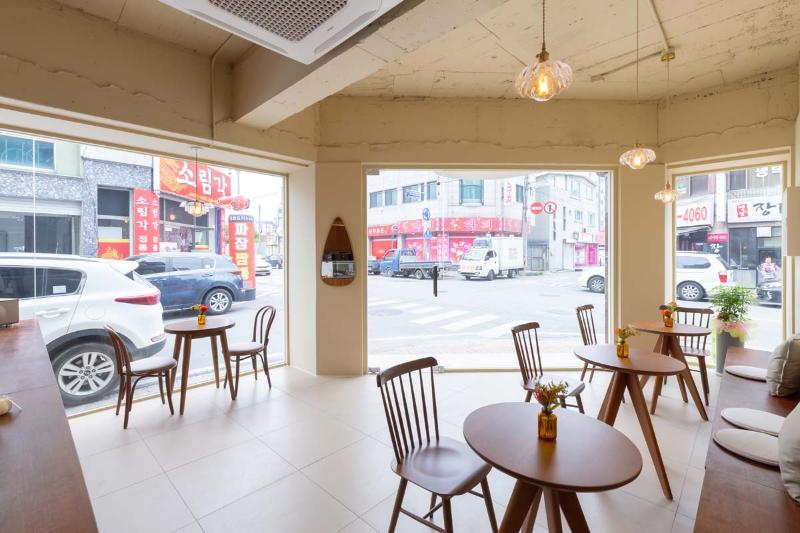 简约十平米咖啡厅，展现温馨原木风-9