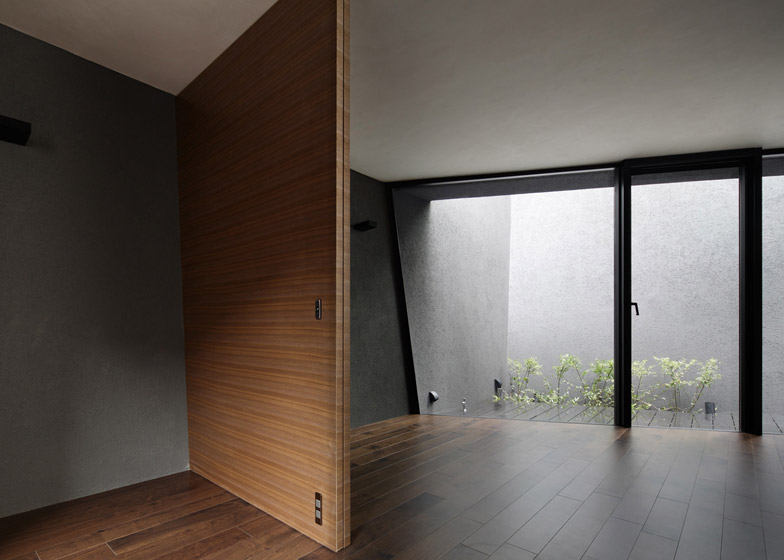 东京“黑棺材”住宅,封闭外表下的明亮空间-22