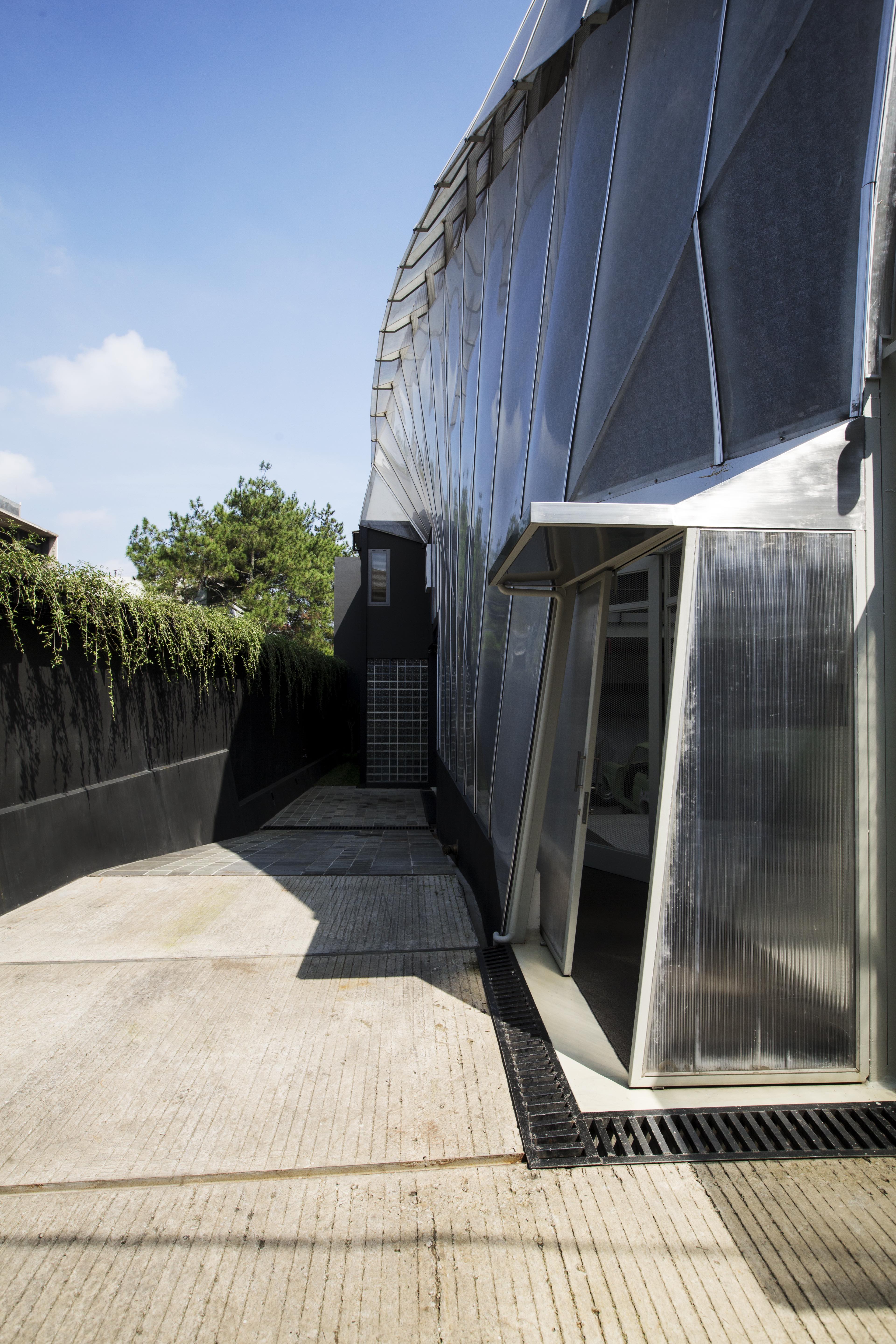 曲面魅力——汽车展览中心设计-11