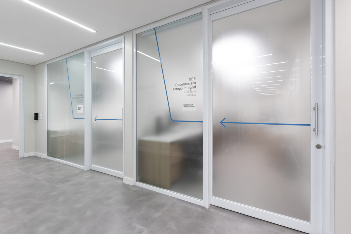 Moinhos de Vento School of Health Sciences - /STUDIOMDA - Wayfinding Design-8