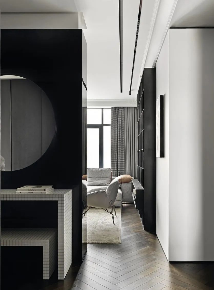 黑奢极简三口之家精致公寓丨Studio Artimitro Interiors-18
