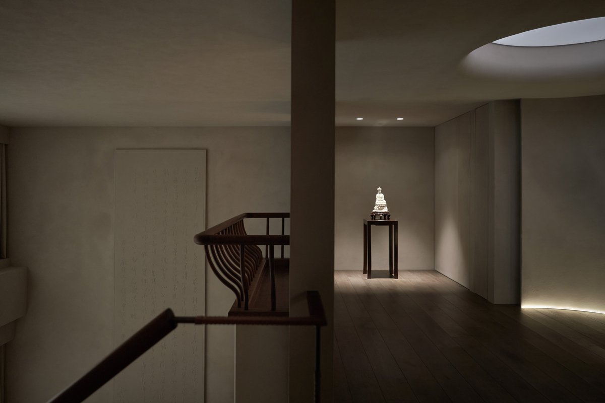 「最深的寧靜來自空無的頓悟」以光重構家居感官深度，安然庇護人們思緒和情感寄託的複層居宅 — Hey!Cheese-10