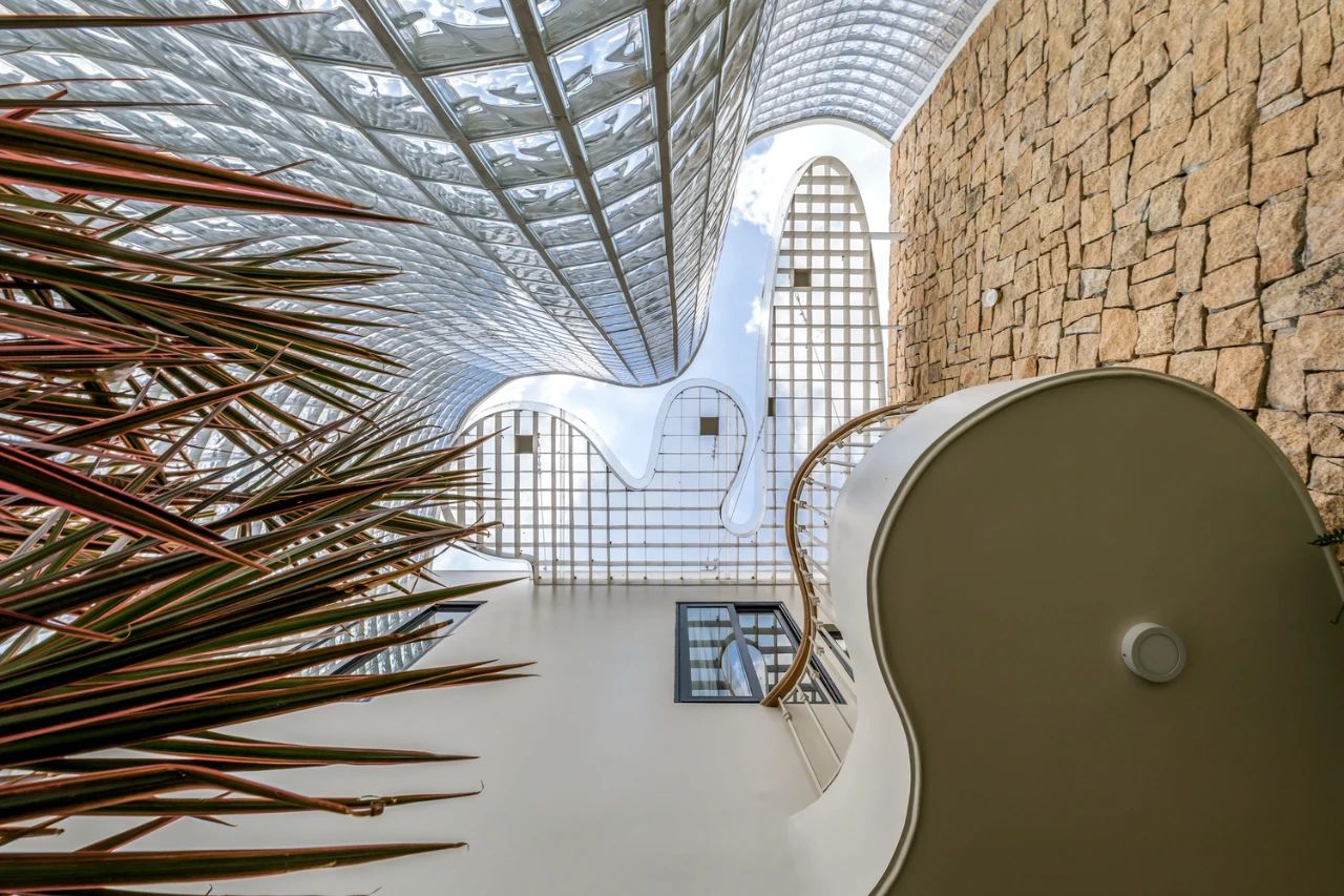 隐于城市，通透于心，3000块玻璃砖，拼出一个浪漫到不真实的家-34