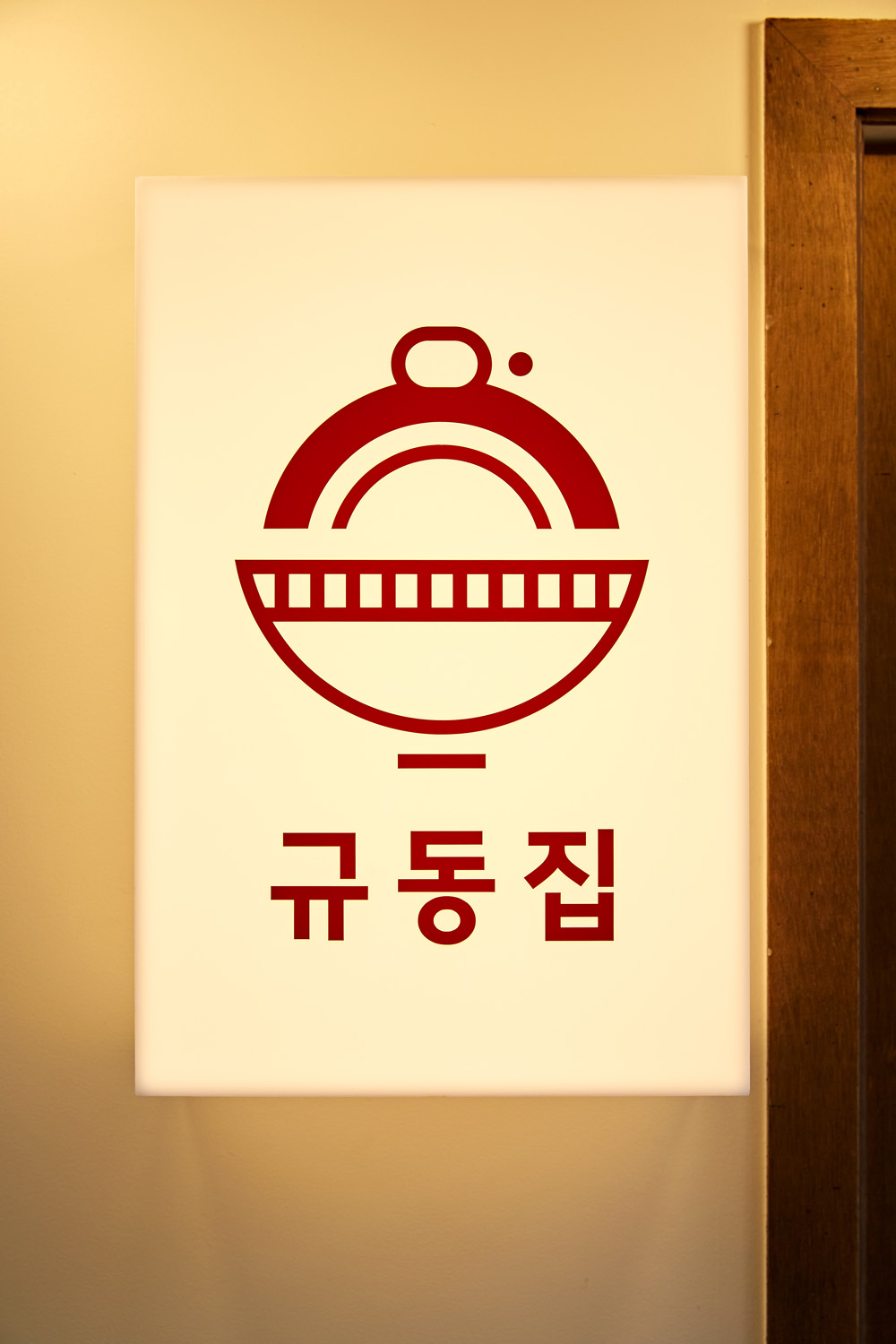 12 平米小空间的温暖木质卧室设计-17