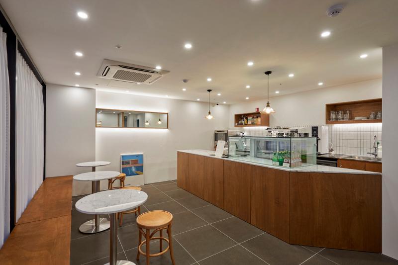 十平米现代白色木质概念咖啡厅-3