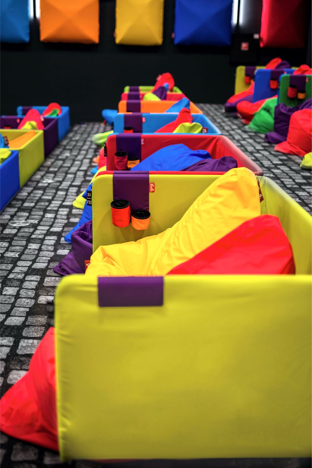 色彩缤纷的影院空间，打造沉浸式观影体验-12