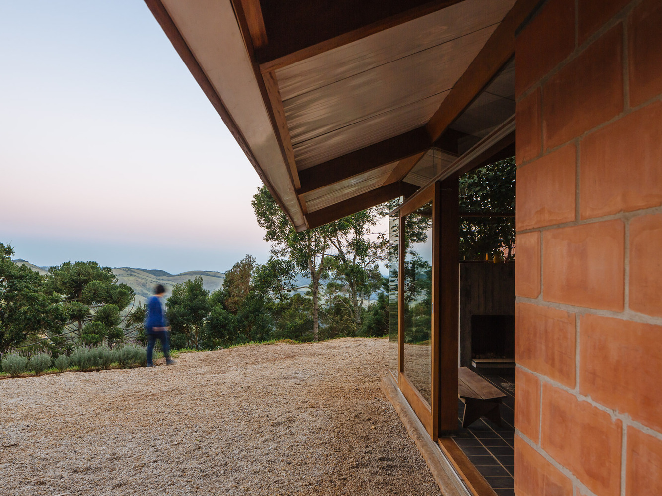 巴西半山坡住宅——自然与设计的完美融合-17