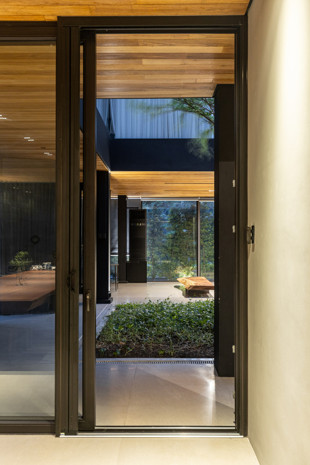 马尼拉特新房子 (2020) | 室内外融合的城市别墅-23