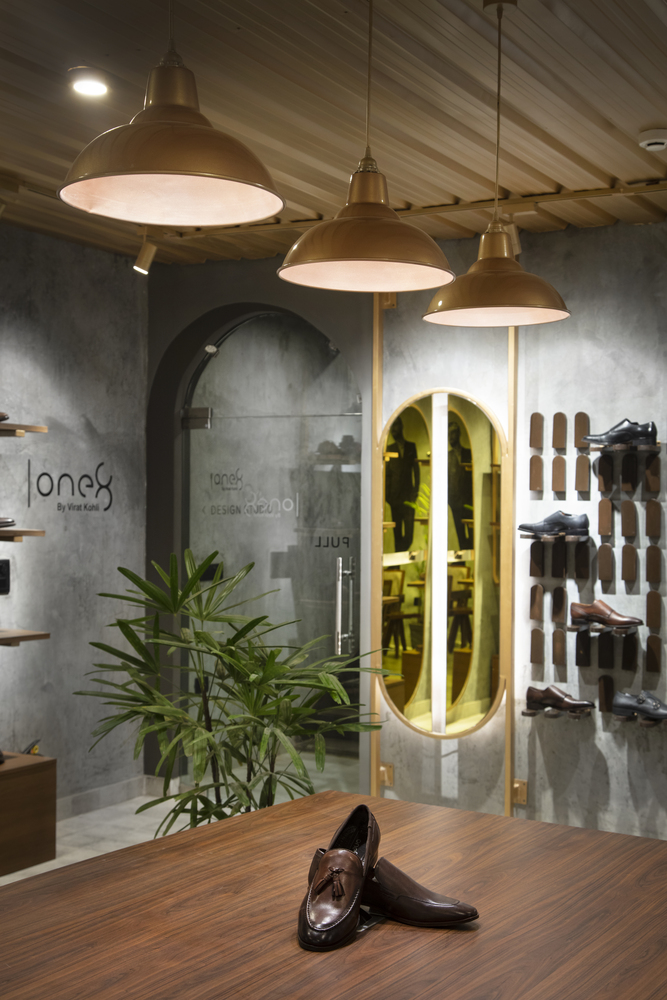 融合建筑美学的奢华鞋店设计-33