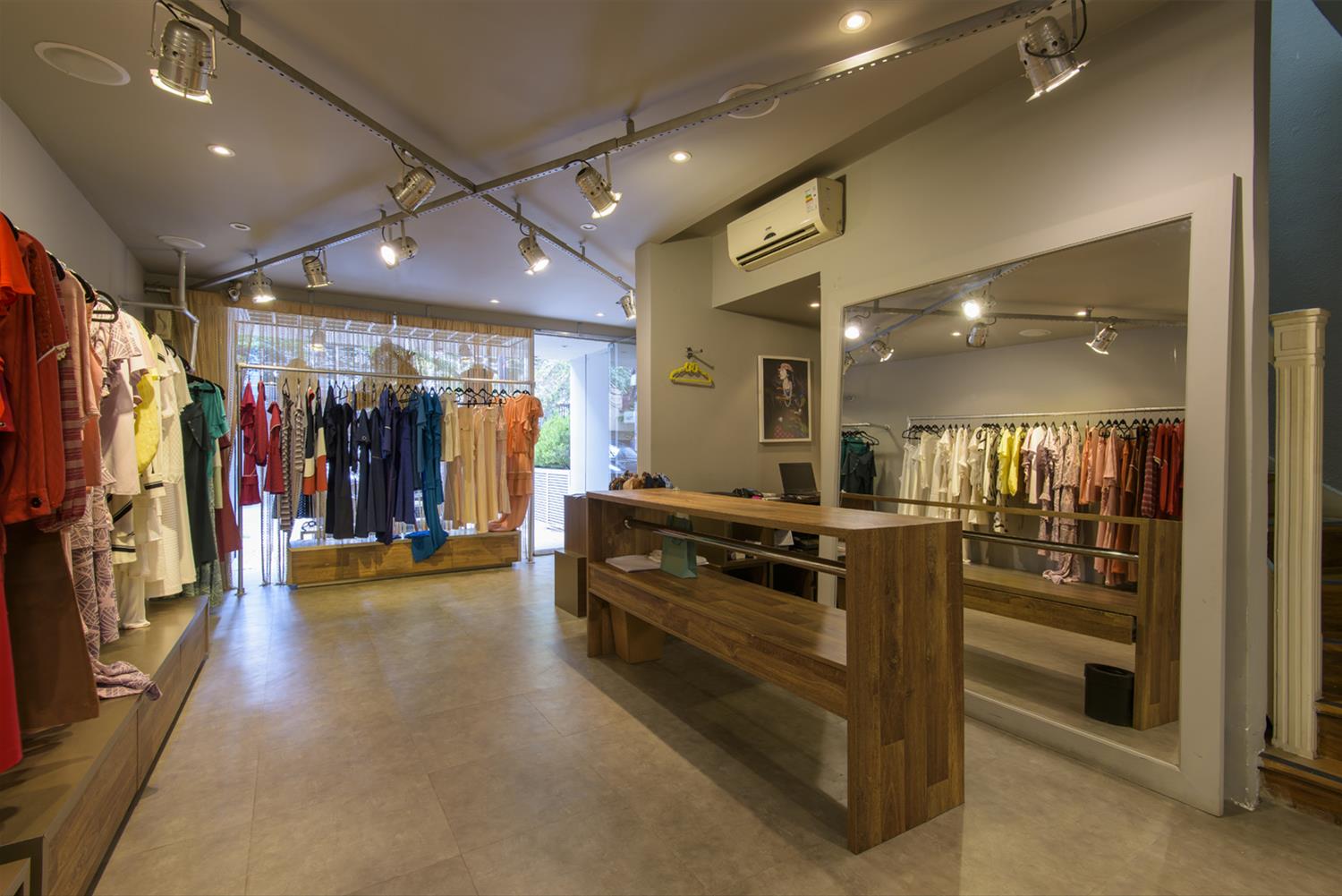 Loja Adriana Praça · Juliana Fabrizzi 的环保木质设计魅力-3