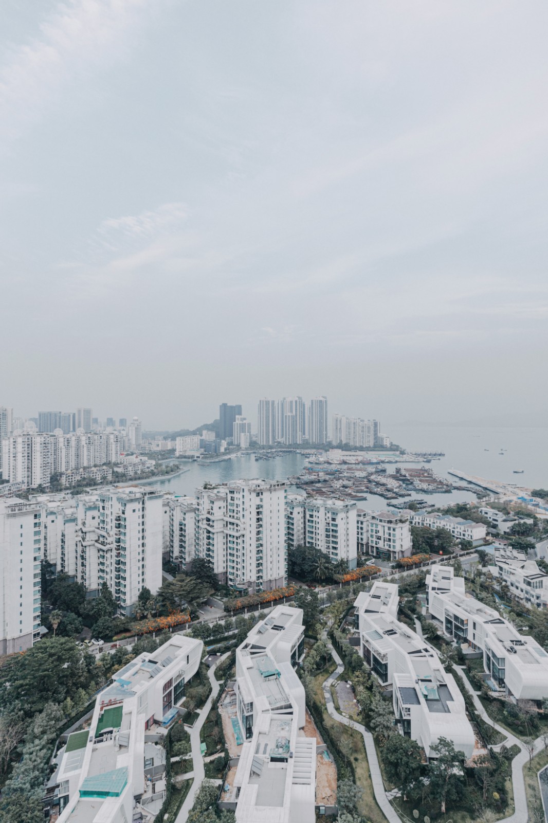 深圳 380㎡现代别墅 | 简约优雅,红调添彩-0