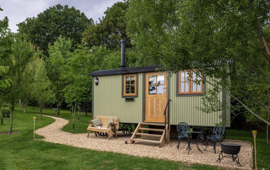 类似小火车车厢的迷你小屋丨英国-9