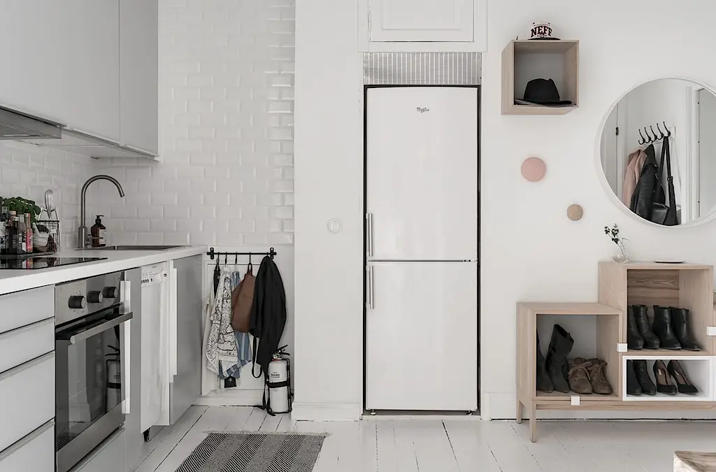 瑞典 38 平米中性风公寓，大胆运用橙色冲浪板打破单调-23