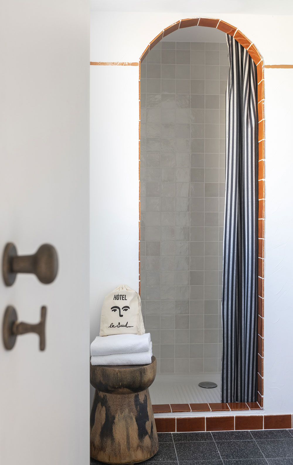 南法海岸的明亮度假酒店设计-11