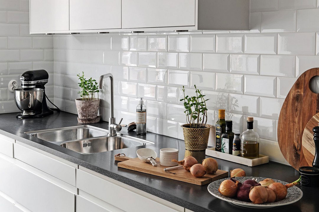 瑞典年轻家庭蓝橙公寓，呈现温馨海洋风格-15