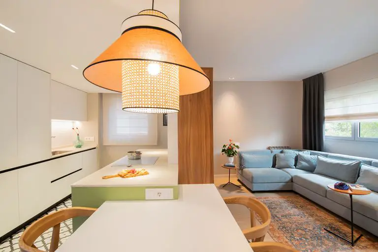 旋转家具打造开放式厨房,绿色与陶土色彩的巧妙运用-12