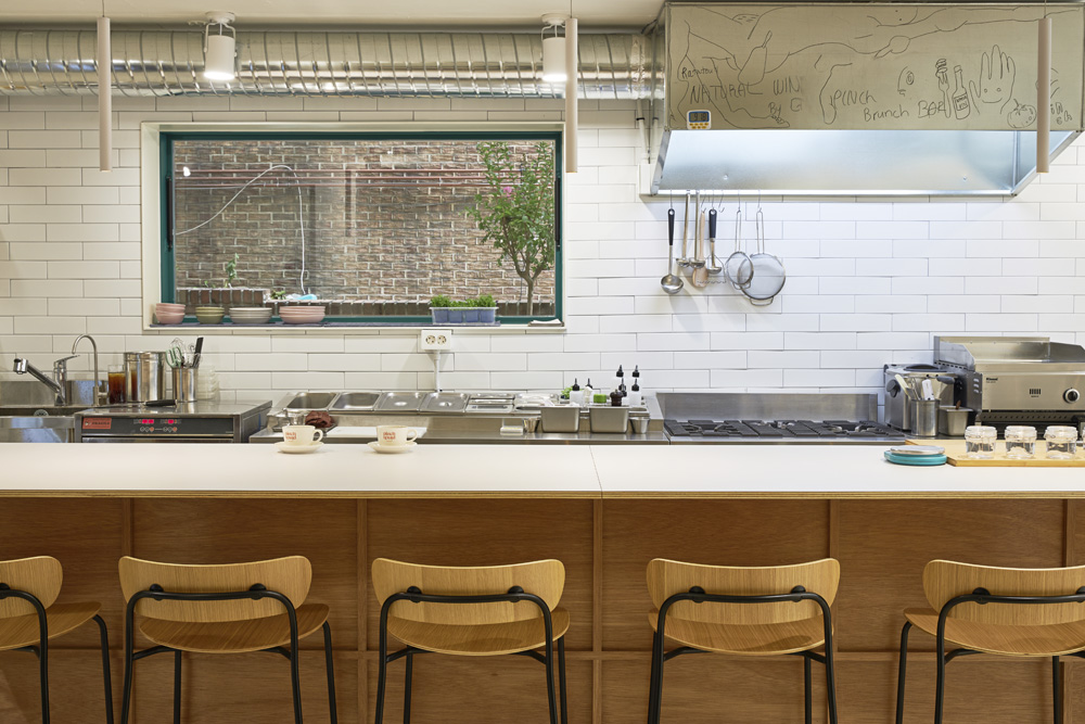 15 平米小巧咖啡厅，极简设计中的视觉盛宴-10