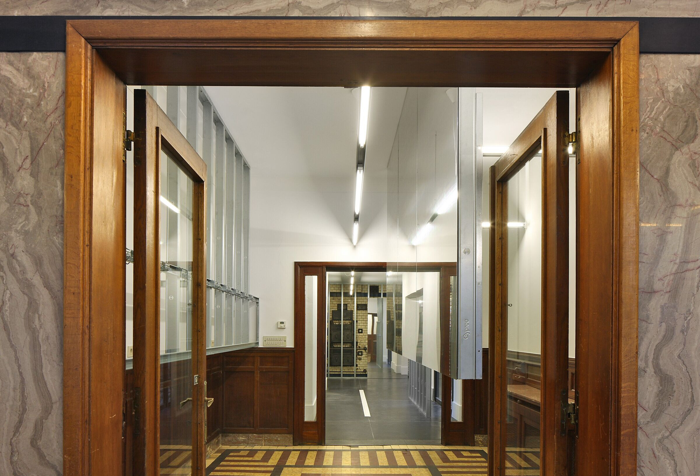 旧烘焙坊中的精美内衣店-18