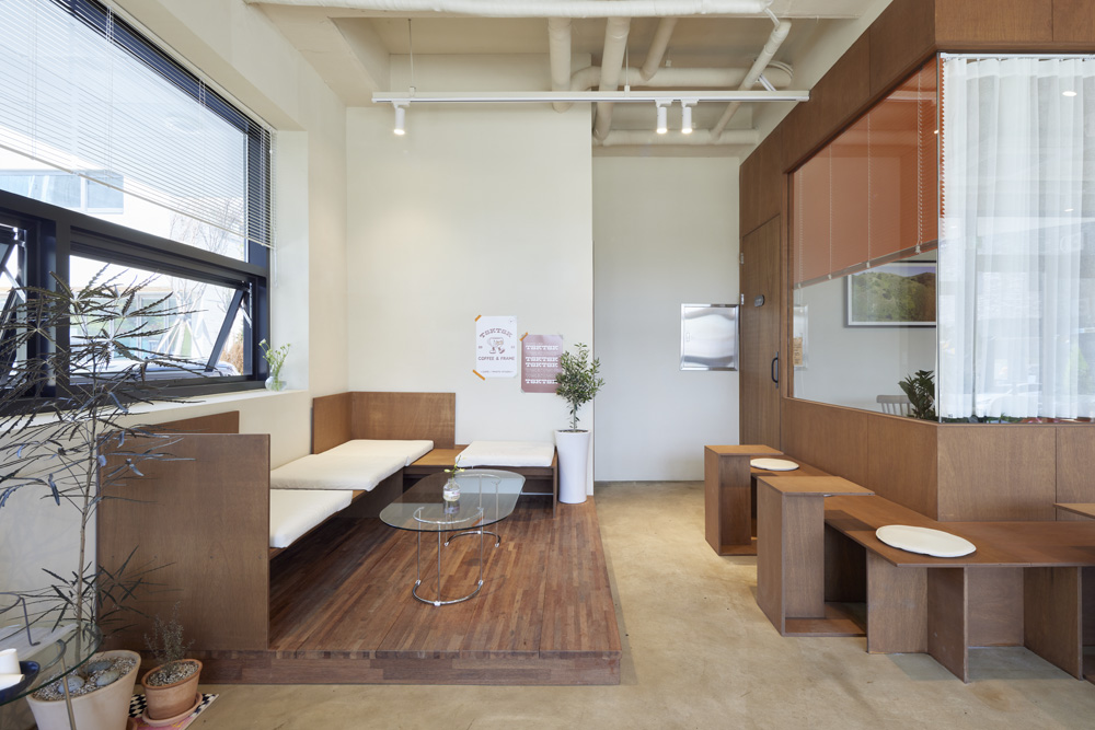 "50 平米白色木质甜品咖啡厅设计"-11