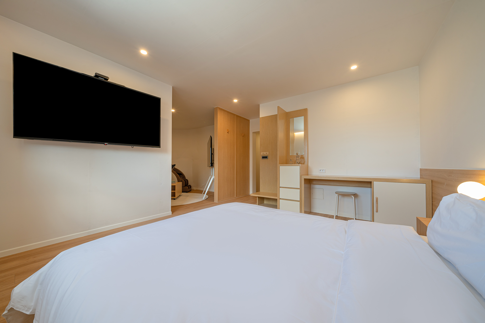 白色与木质，打造 21 间客房的极简酒店-7