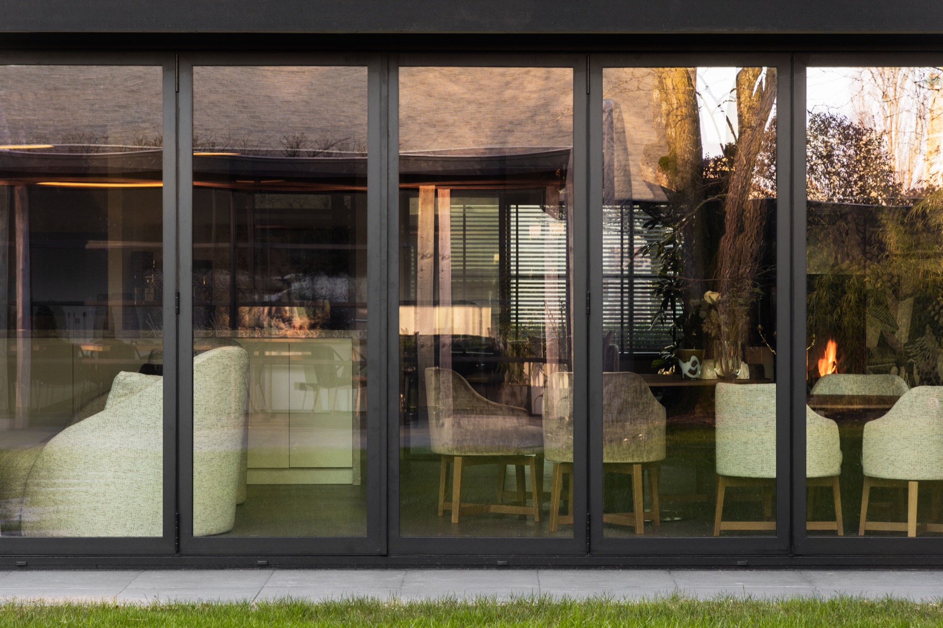 Aanbouw met aluminium kozijnen en stalen binnendeuren-8