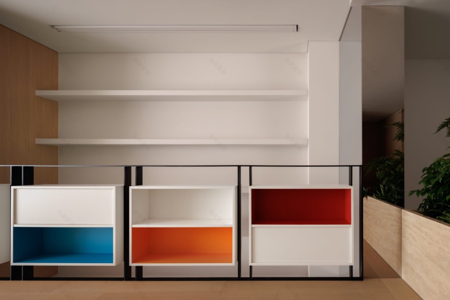 HURR赫设计丨复式的破界与重构:木质骨骼与简白画幕-61