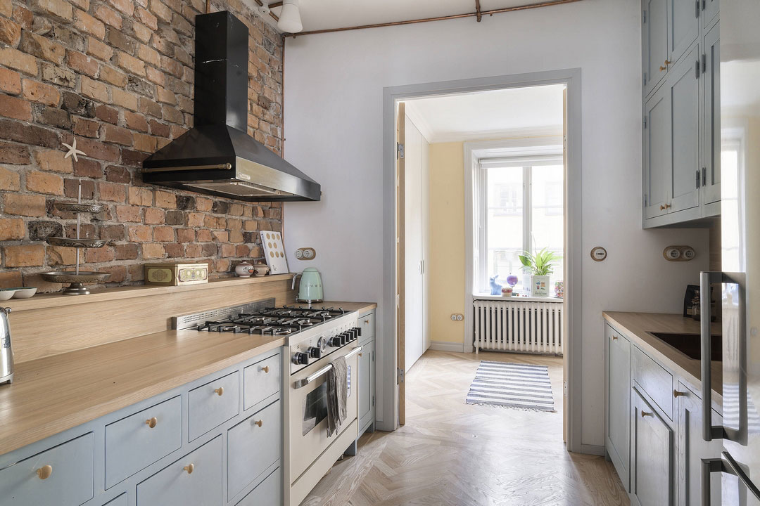 斯德哥尔摩蓝色墙壁与复古木门的时尚公寓-14