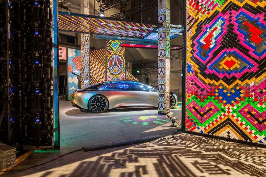 梅赛德斯奔驰 Vision EQS 与比利时时装设计师联名设计展丨德国柏林-23