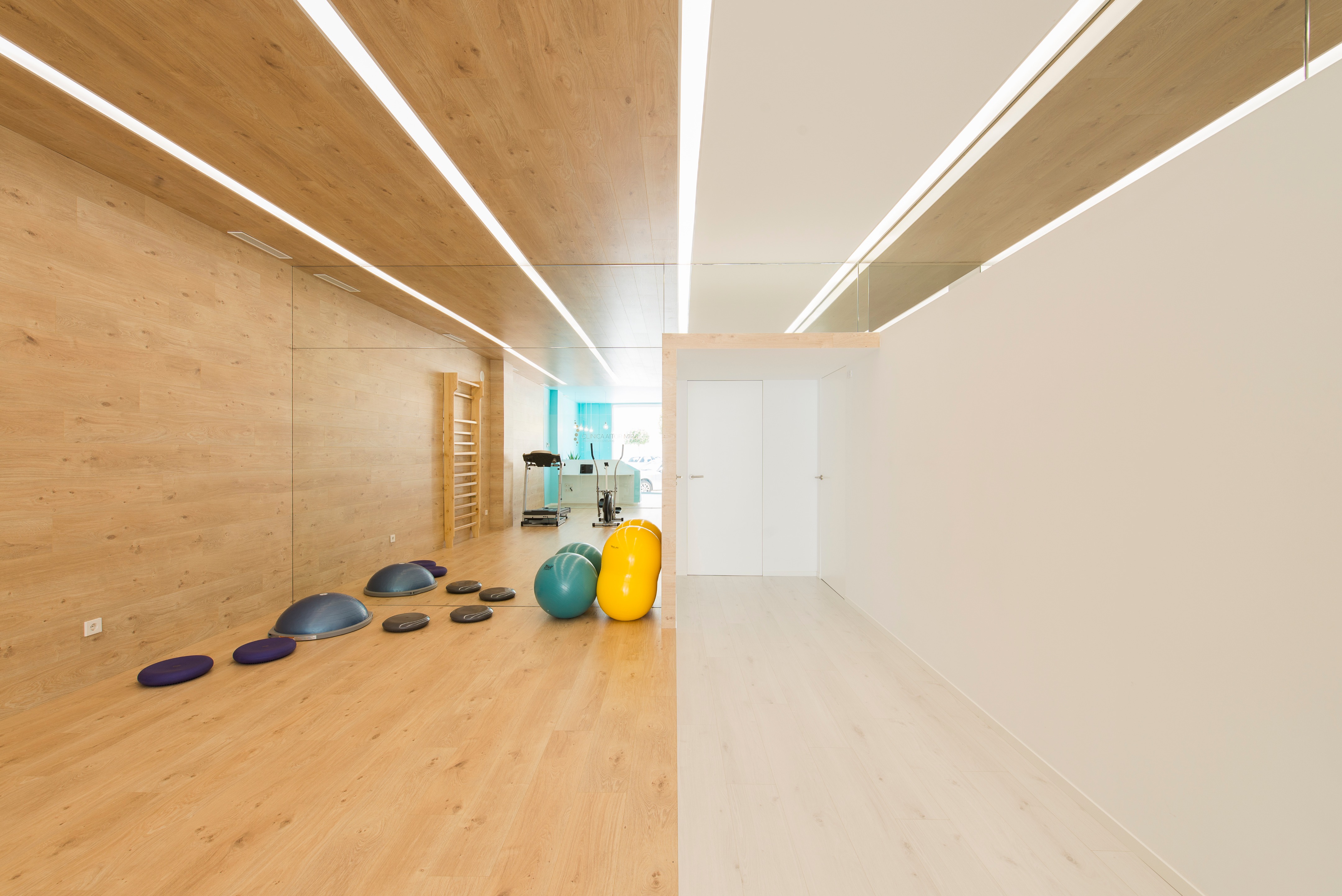 西班牙 Aitor Mira 诊所 | 自然光与木质调的舒适疗法空间-12