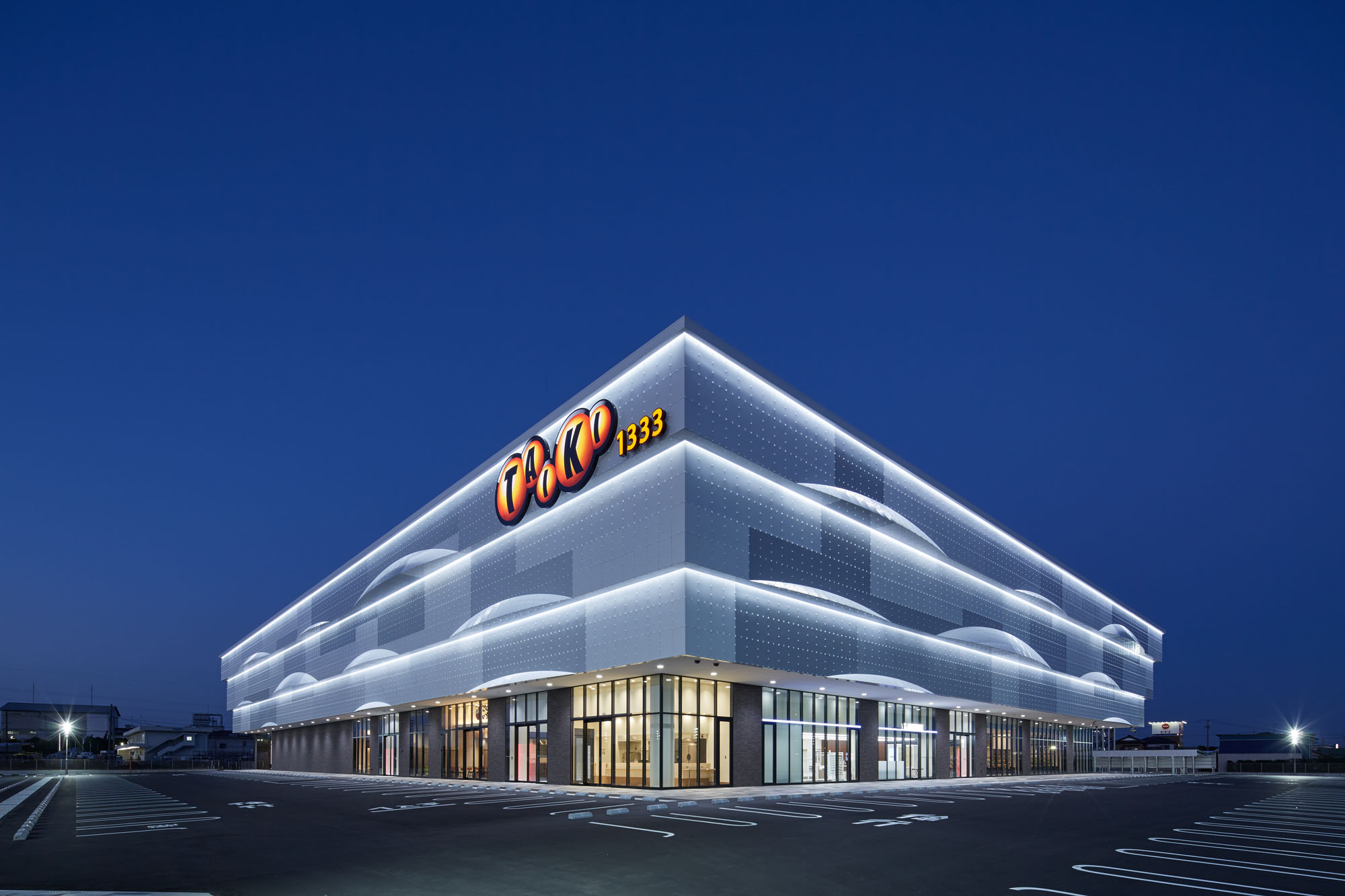 岩田太基 1333 号南美购物中心,田野中的现代标志-0