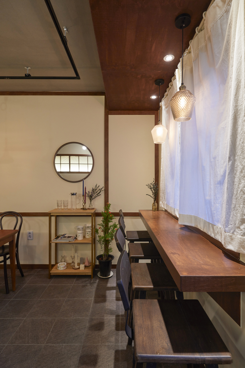 12 坪极简咖啡厅，温馨氛围中的白色与木质元素-10