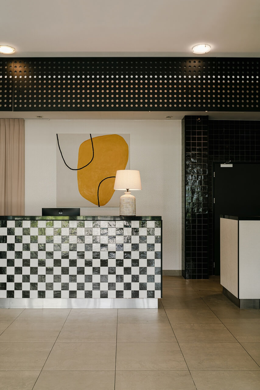 Warszawski hotel Ibis - wnętrza z motywem szachowych wątków - PLN Design-9