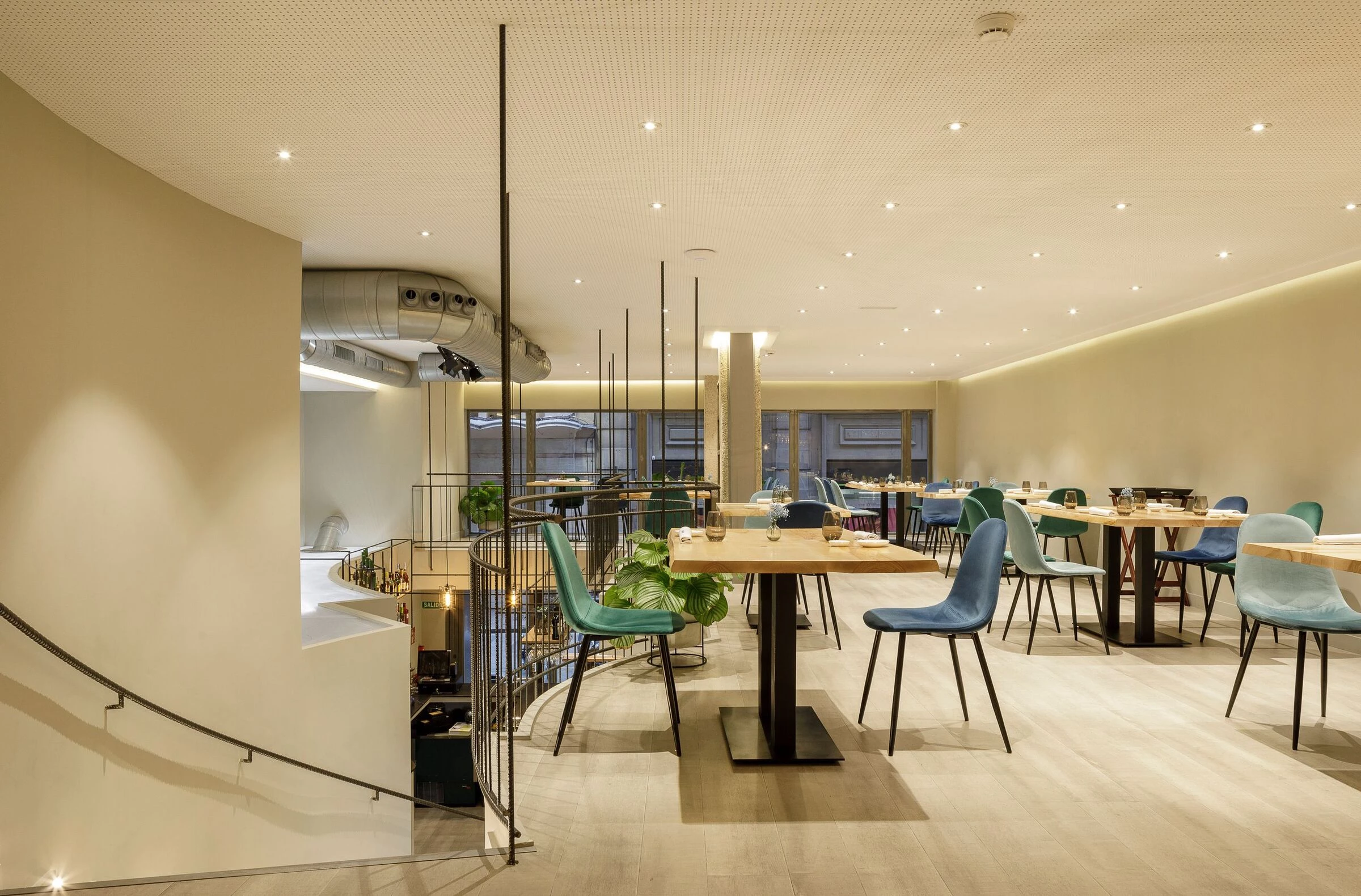 预算问题变成设计优势，打造原生态工业风格餐厅-24