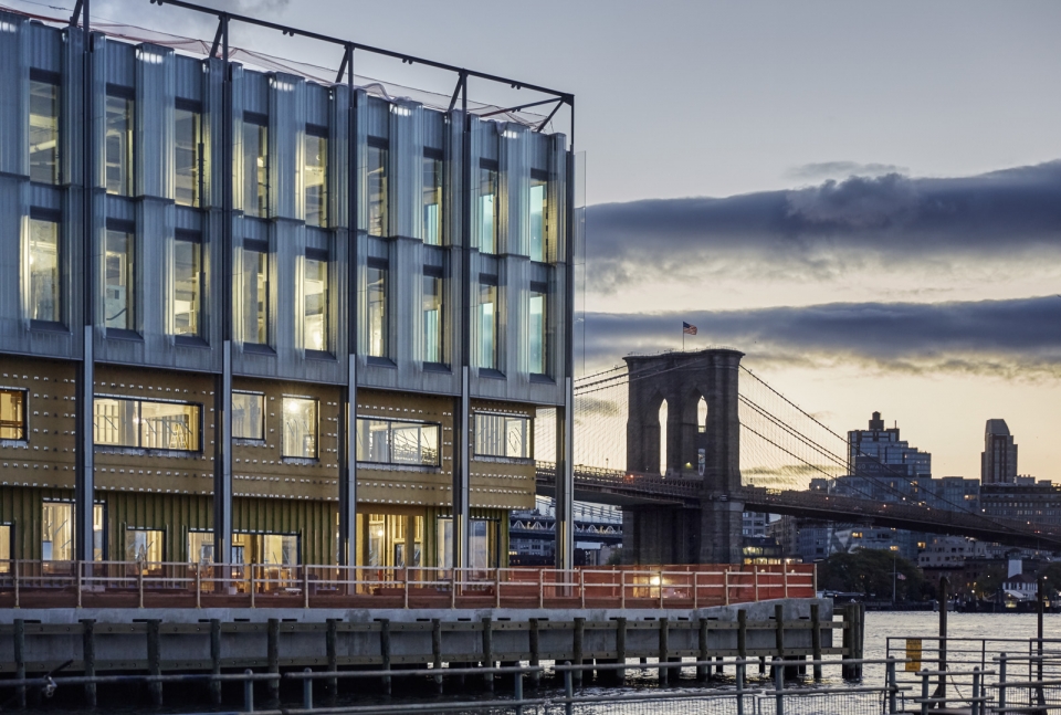 纽约 17 号码头公共空间,巨型玻璃面板系统成亮点-3